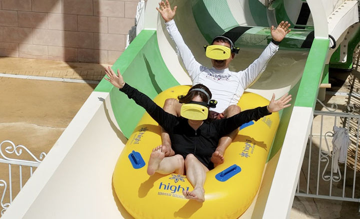 하이원워터월드에서 VR기기를 탑승해 물놀이를 즐기고 있다.(사진=강원랜드 제공) *재판매 및 DB 금지