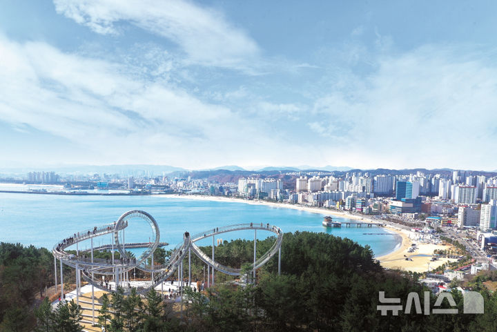 [포항=뉴시스] 송종욱 기자 = 포항시가 5월 황금연휴를 앞두고 국내 여행 트렌드 조사에서 여행지 검색 증가량 1위를 차지하며 국내외 관광객들에게 새로운 핫스팟으로 떠오르고 있다. 사진은 영일대해수욕장과 스페이스워크 전경. (사진=포항시 제공) 2025.04.29.photo@newsis.com