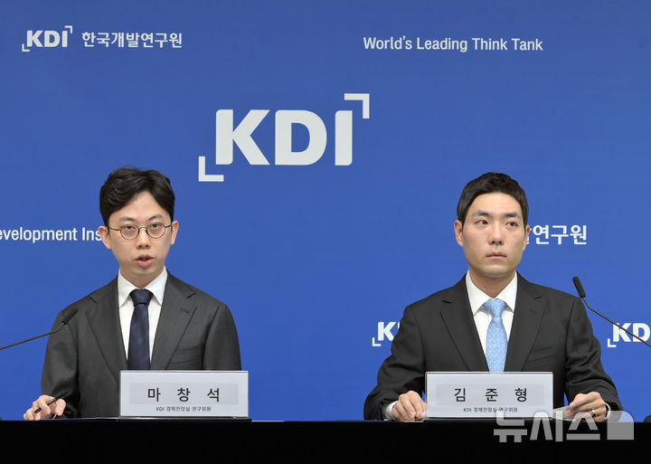 [세종=뉴시스] 사진은 김준형(오른쪽) 한국개발연구원(KDI) 연구위원과 마창석 연구위원이 29일 오전 정부세종청사에서 '최근의 환율 변동이 물가에 미치는 영향' 관련 브리핑을 진행하고 있는 모습. (사진=KDI 제공) 2025.04.29. photo@newsis.com