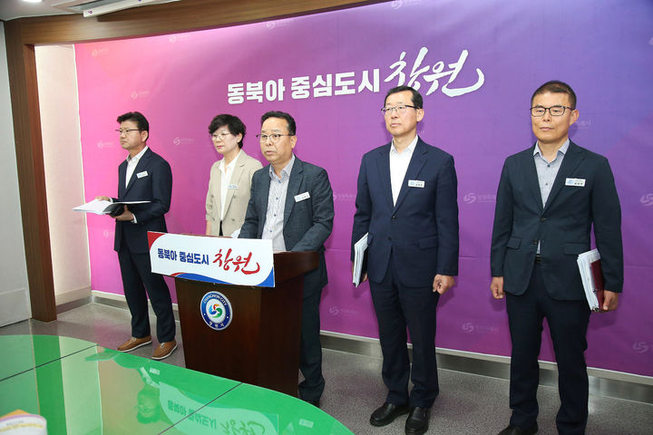 [창원=뉴시스] 강경국 기자 = 이종근 경남 창원시 교통건설국장이 29일 스타필드 창원 건설 사업과 관련해 브리핑을 하고 있다. (사진=창원시청 제공). 2025.04.29. photo@newsis.com *재판매 및 DB 금지