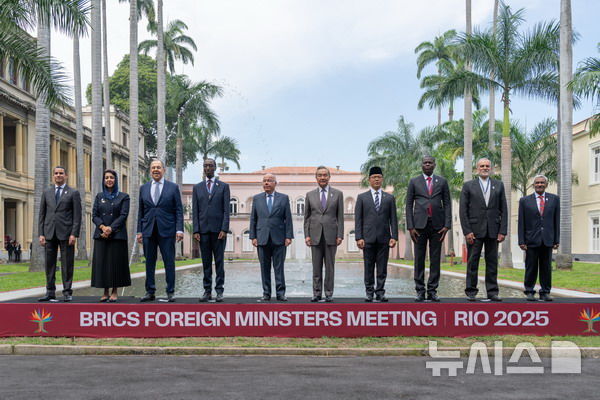 [베이징=뉴시스] 왕이 중국 공산당 중앙정치국 위원 겸 외교부장(오른쪽에서 다섯 번째)이 28일(현지 시간) 브라질 리우데자네이루에서 열린 브릭스(BRICS) 외무장관회의에 참석해 기념촬영을 하고 있다.(사진=중국 외교부 홈페이지 갈무리) 2025.04.29 photo@newsis.com