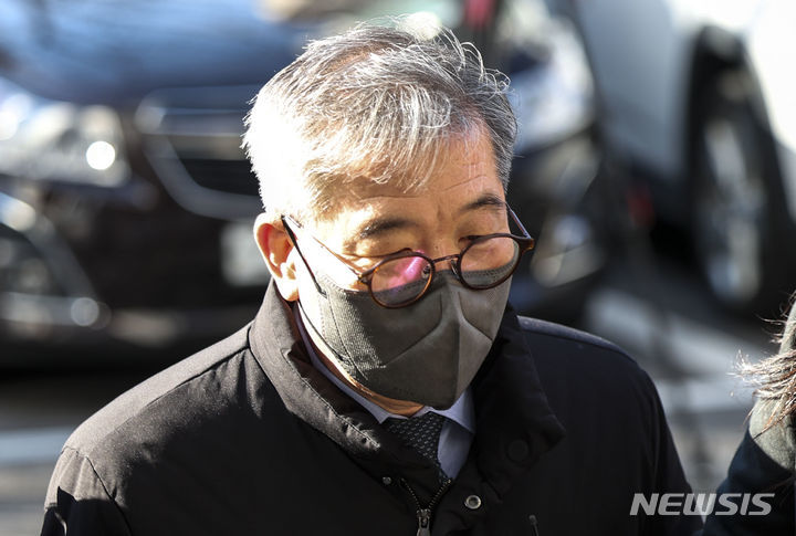 [서울=뉴시스] 정병혁 기자 = 허위 투자제안서로 1000억원대 펀드 투자금을 불법으로 모으고 자금을 불법 운용한 혐의 등을 받는 장하원(65) 디스커버리자산운용 대표이사의 첫 재판이 30일 열린다. 사진은 장 대표가 지난해 11월24일 서울 양천구 서울남부지방법원에서 열린 영장실질심사(구속 전 피의자심문)에 출석하는 모습. 2023.11.24. jhope@newsis.com *재판매 및 DB 금지