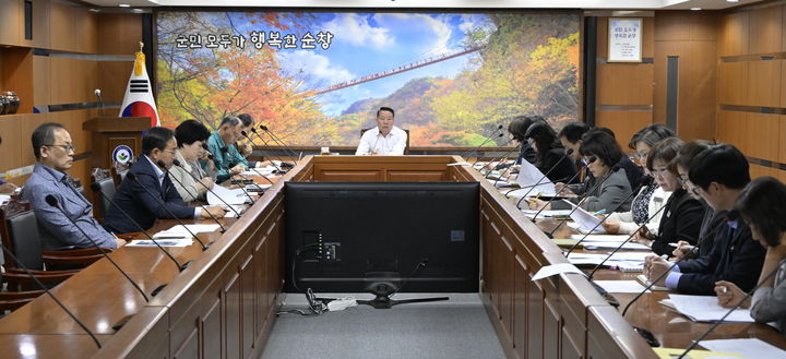 [순창=뉴시스] 지난 28일 순창군청에서 열린 '2025년 마을방문 및 군정설명회 건의사항 처리계획 보고회', 최영일 군수가 회의를 주재하며 건의사항 처리계획을 논의하고 있다. *재판매 및 DB 금지