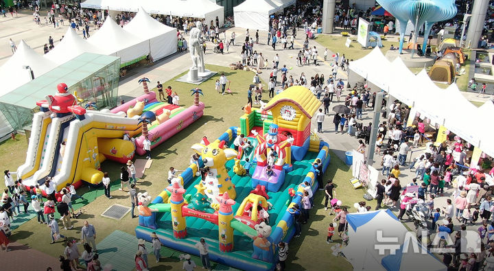 [성남=뉴시스] 지난해 경기 성남시청 광장에서 열린 어린이날 큰잔치. (사진=성남시 제공) 2025.04.29. photo@newsis.com