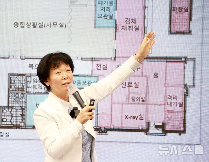 [광명=뉴시스] 이현숙 경기 광명보건소장이 29일 시청 중회의실에서 열린 정책브리핑에서 7월 개소 예정인 감염병대응센터 구조에 대해 설명하고 있다. (사진=광명시 제공) 2025.04.29. photo@newsis.com