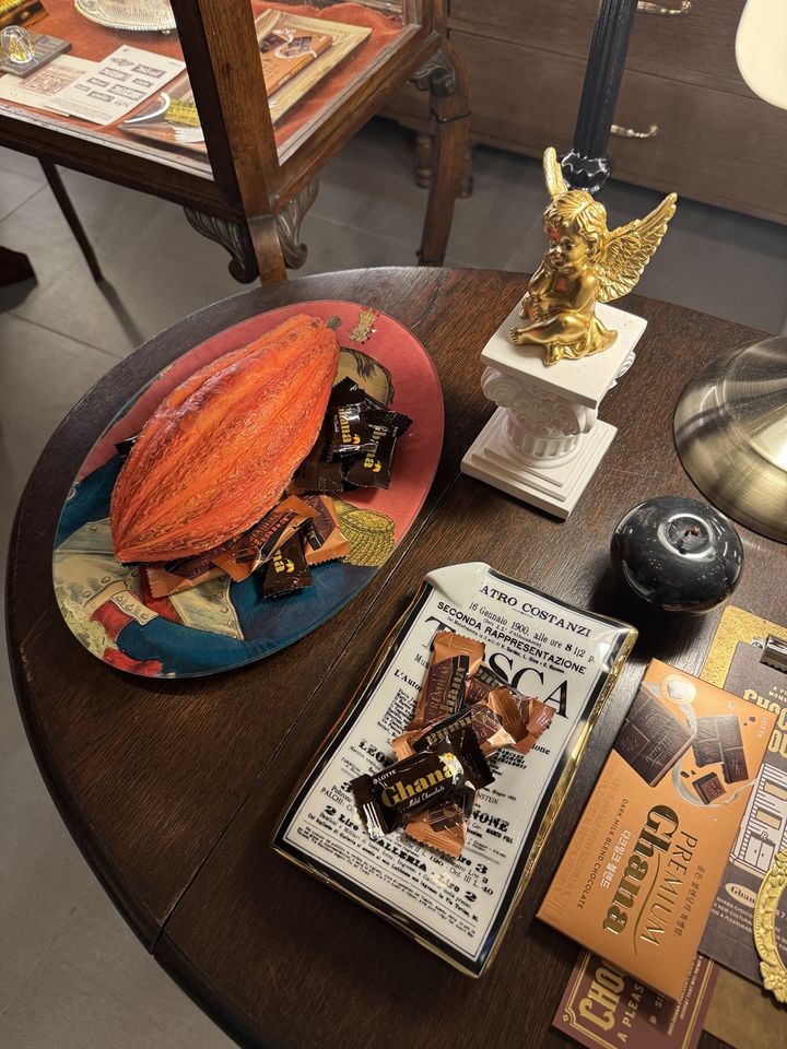 [서울=뉴시스] '아뜰리에가나: since 1975 행복은 초콜릿으로부터' 전시 공간 내 가나라운지. (사진=동효정 기자)&nbsp; 2025.04.30. vivid@newsis.com *재판매 및 DB 금지