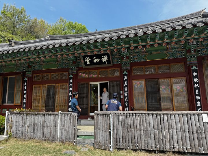 [진주=뉴시스]진주경찰서, 부처님오신날 특별방범 활동.(사진=진주경찰서 제공).2025.04.29.photo@newsis.com *재판매 및 DB 금지