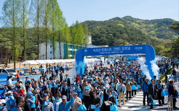 [보은=뉴시스] 29일 충북 보은군 속리산면에서 '속리산 포레스트' 공식 오픈행사가 열리고 있다. 유통기업 애터미의 회원과 임직원들이 걷기 이벤트 '포레스트 워크'에 참여하고 있다. (사진=애터미 제공) 2025.04.29. photo.newsis.com *재판매 및 DB 금지