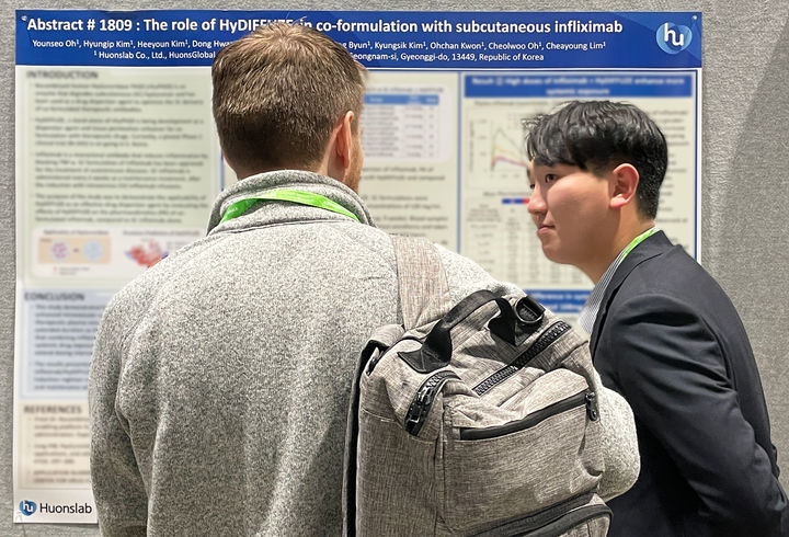 [서울=뉴시스] 휴온스랩이 지난 28일(현지 시간) 미국 시카고에서 열린 ‘미국암연구학회(AACR 2025)’에 참가해 HLB3-002의 IV·SC 제형 변경 기술과 결과에 대해 설명하고 있다. (사진=휴온스랩 제공) 2025.04.29. photo@newsis.com *재판매 및 DB 금지