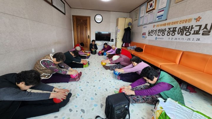 [서산=뉴시스] 최근 서산시 인지면 산동2리 경로당에서 농한기 한방중풍교실에 참가한 어르신들이 스트레칭을 하고 있다. (사진=서산시 제공) 2025.04.29. photo@newsis.com *재판매 및 DB 금지