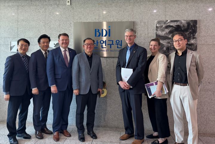 [부산=뉴시스] 부산연구원은 지난 28일 주한미국대사관 경제공사참사관 일행이 방문해 해양조선산업 현황과 부산의 글로벌허브도시 필요성 등에 관한 간담회를 개최했다. (사진=부산연구원 제공) 2025.04.29. photo@newsis.com *재판매 및 DB 금지