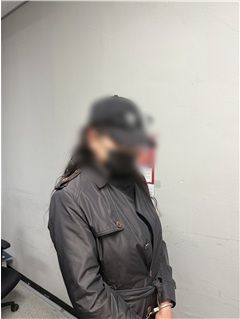 [대전=뉴시스]전국 각지를 돌며 여성인 것처럼 속여 상인들에게 접근해 돈을 빌리거나 무전취식한 40대 남성이 구속된 상태로 검찰에 넘겨졌다.(사진=대전경찰청 제공) 2025.04.29. photo@newsis.com *재판매 및 DB 금지