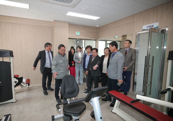 [남양주=뉴시스] 주광덕 경기 남양주시장이 오남읍에 마련된 북부 택시쉼터를 둘러보고 있다. (사진=남양주시 제공) 2025.04.29. photo@newsis.com *재판매 및 DB 금지