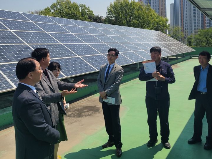 [수원=뉴시스] 경기 화성시에 위치한 융합인재본부에 설치된 태양광 발전 설비. (사진=경기도일자리재단 제공) 2025.04.29. photo@newsis.com *재판매 및 DB 금지