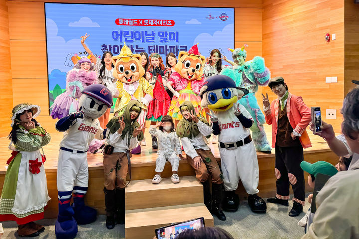 [부산=뉴시스] 29일 롯데월드 어드벤처 부산은 부산대학교어린이병원에서 '찾아가는 테마파크' 행사를 진행하고 있다. (사진=롯데월드 어드벤처 부산 제공) 2025.04.29. photo@newsis.com *재판매 및 DB 금지