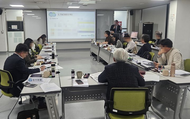 [수원=뉴시스] '물기술 실증화 지원사업' 선정위원회. (사진=경기도 제공) 2025.04.29. photo@newsis.com *재판매 및 DB 금지