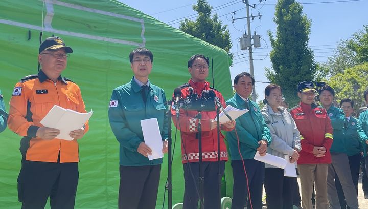 [대구=뉴시스] 정재익 기자 = 29일 대구 북구 조야초등학교 운동장에서 대구시 산불방지대책본부가 언론 브리핑을 열고 있다. 2025.04.29. jjikk@newsis.com *재판매 및 DB 금지