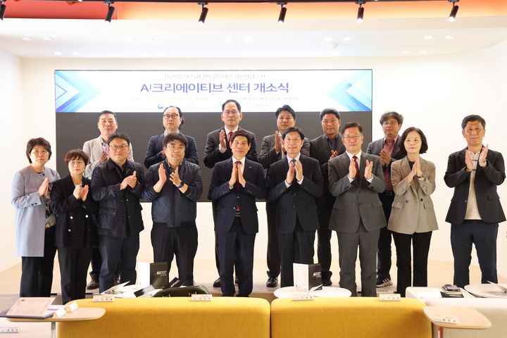 [대구=뉴시스] 대구시 달서구는 계명문화대학교와 '신산업분야 특화 선도전문대학 지원사업 2.0'의 성공적 추진을 위한 거버넌스 구축 협약을 체결했다. (사진=대구시 달서구 제공) 2025.04.29. photo@newsis.com *재판매 및 DB 금지