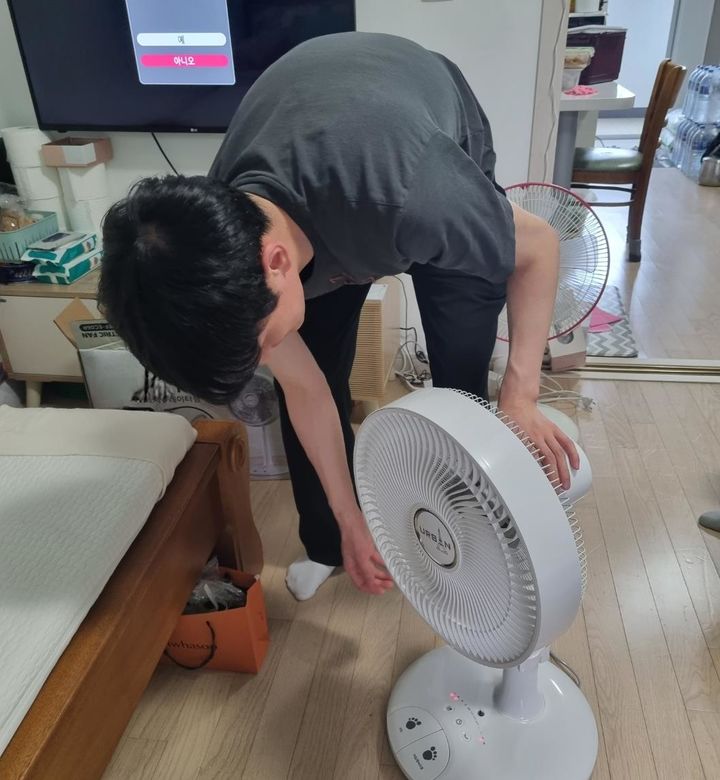 [서울=뉴시스] 성동구가 반지하와 옥탑방에 거주하는 주민들을 대상으로 냉난방 꾸러미 및 벽걸이 에어컨을 지원한다. 사진은 지난해 냉방꾸러미로 선풍기를 지원받은 모습. 2025.04.29 (사진 제공=성동구청) photo@newsis.com *재판매 및 DB 금지