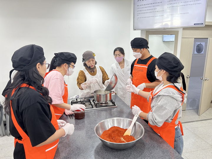 29일 대구과학대학교 북구 강북 어린이·사회복지급식관리지원센터가 마련한 ‘내 아이를 위한 저염 보리고추장 만들기’프로그램에서 부모들이 요리를 하고 있다. *재판매 및 DB 금지