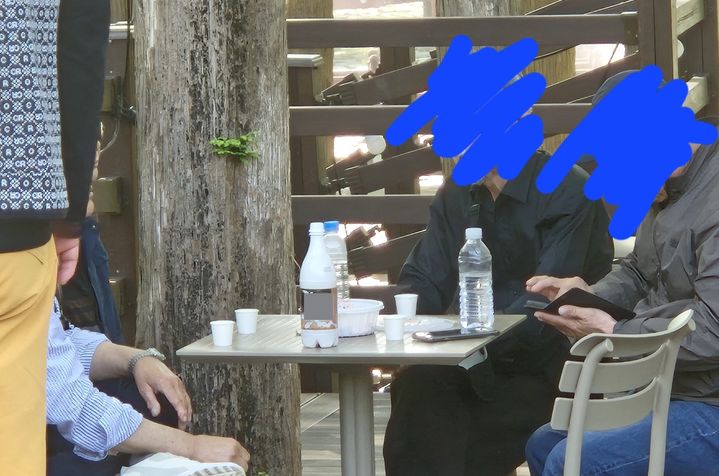 청주충북환경운동연합이 공개한 청남대 내 음주 모습. (사진=청주충북환경운동연합 제공) *재판매 및 DB 금지