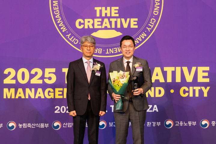 [부산=뉴시스] 김상민 부산디지털자산거래소 대표이사(오른쪽)가 29일 서울 중구 플라자호텔에서 진행된 '대한민국 창조경영 2025' 시상식에서 중소벤처기업부 장관상을 수상하고 기념촬영을 하고 있다. (사진=부산디지털자산거래소 제공) 2025.04.29. photo@newsis.com *재판매 및 DB 금지