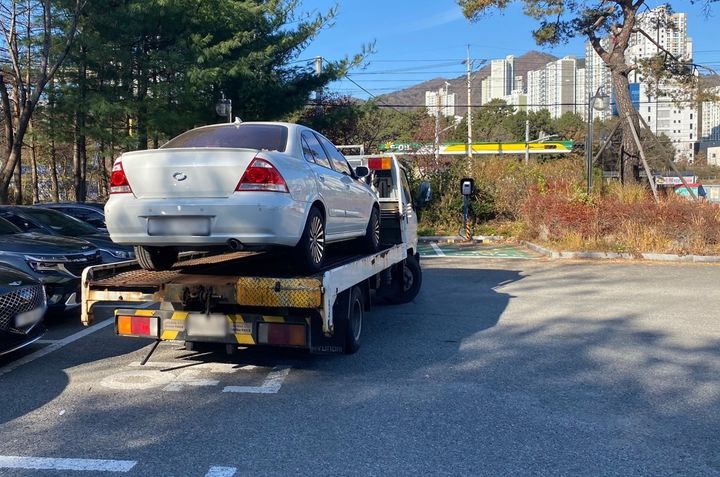 [부산=뉴시스] 경찰에 압수된 차량 (사진=부산 기장경찰서 제공) 2025.04.29. photo@newsis.com *재판매 및 DB 금지