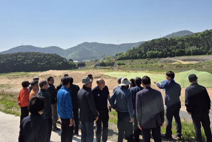 [거창=뉴시스] 거창군 황강취수장 관련 범군민 대책위원회 현장 견학 (사진=거창군 제공) 2025. 04. 29. photo@newsis.com *재판매 및 DB 금지