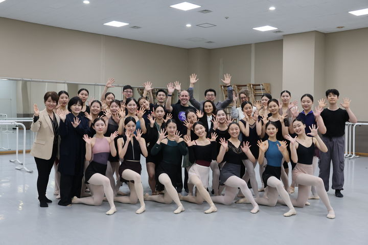 '발레전공 대상 마스터 클래스' 참가자들이 단체사진을 촬영하고 있다. (사진=한성대 제공) *재판매 및 DB 금지