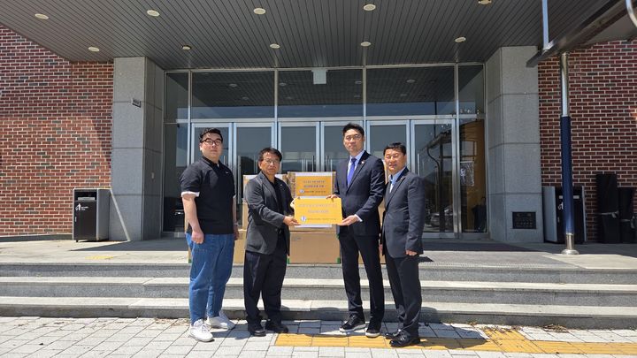 [서울=뉴시스] 대한배드민턴협회가 29일 경북 산불로 피해를 입은 이재민들을 위해 쌀과 성금 그리고 배드민턴 용품을 지원했다. (사진=대한배드민턴협회 제공) 2025.04.29. photo@newsis.com *재판매 및 DB 금지