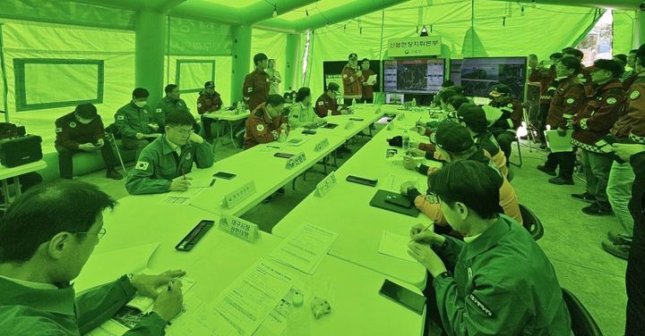 [대구=뉴시스] 대구 북구 산불현장에 설치된 '산불현장통합지휘본부'에서 참석한 각 기관 관계자들이 산불진화를 위한 상황판단회의를 실시하고 있다.(사진=산림청 제공) *재판매 및 DB 금지