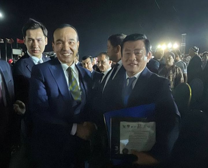 [밀양=뉴시스] 곽근석(오른쪽) 부시장이 제4회 바크쉬 국제 예술축제에서 오조드벡 나자르베코프(왼쪽) 우즈베키스탄 문화부 장관 감사패를 받고 기념 촬영을 하고 있다. (사진=밀양시 제공) 2025.04.29. photo@newsis.com *재판매 및 DB 금지