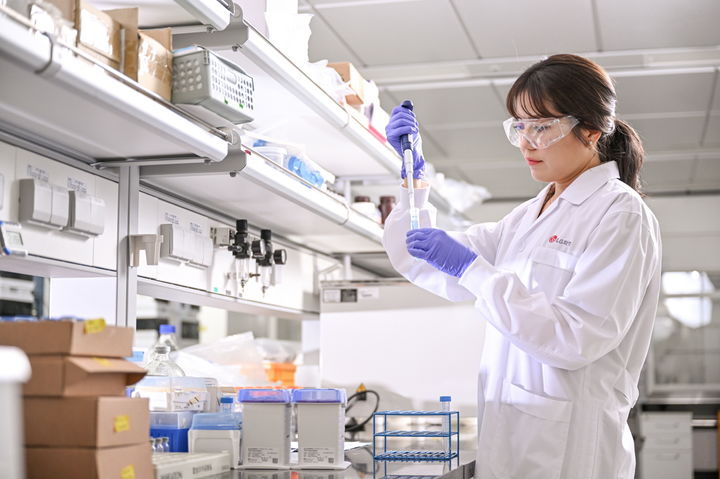 [서울=뉴시스] LG화학 연구원들이 제품의 물성을 테스트하고 있다.(사진제공=LG화학) 2025.04.29. photo@newsis.com *재판매 및 DB 금지