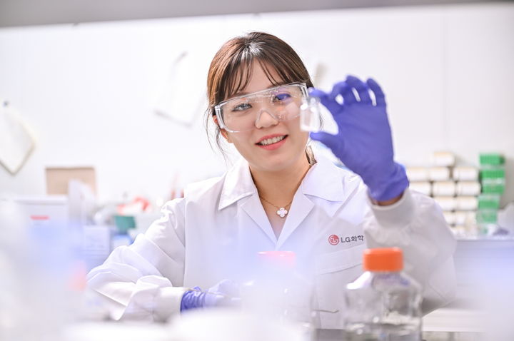 [서울=뉴시스] LG화학 연구원들이 제품의 물성을 테스트하고 있다.(사진제공=LG화학) 2025.04.29. photo@newsis.com *재판매 및 DB 금지