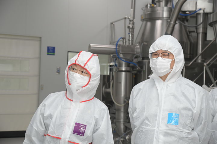 [서울=뉴시스] 식품의약품안전처는 29일 충남 천안에 소재한 종근당 천안공장을 방문해 격려하고, 제약업계와의 간담회를 개최했다고 밝혔다. (사진=식약처 제공) 2025.04.29. photo@newsis.com *재판매 및 DB 금지