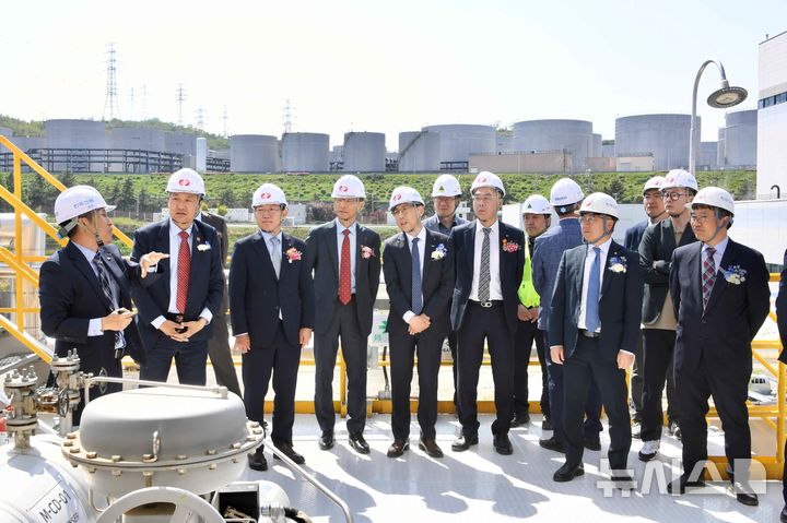 [세종=뉴시스]설비견학 사진. 왼쪽에서 2번째 안승대 울산광역시 행정부시장, 3번째 문일주 한전 기술혁신본부장.(사진=한전 제공)