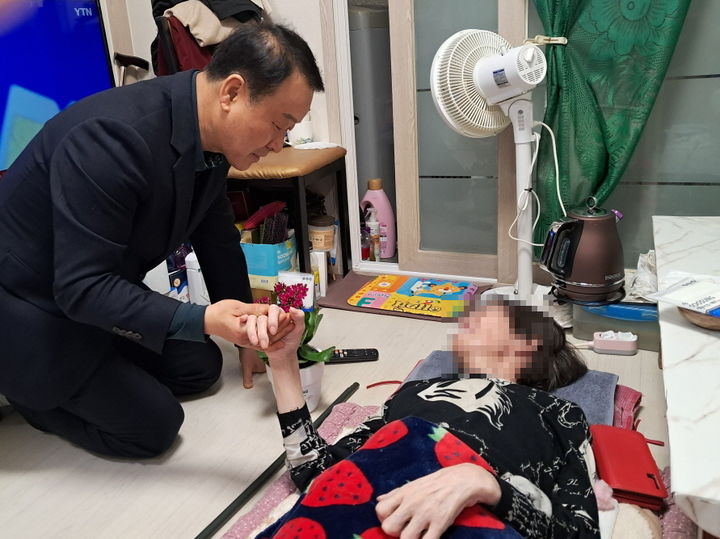 [밀양=뉴시스] 손윤식 주민복지과장이 취약 세대를 방문해 반려 식물을 전달하며 안부를 살피고 있다. (사진=밀양시 제공) 2025.04.29. photo@newsis.com *재판매 및 DB 금지