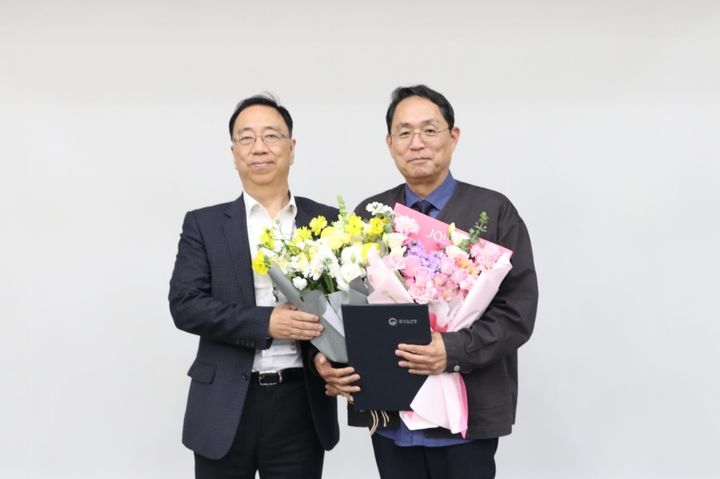 한양대박물관 안신원 관장이 '국가유산청장 유공표창'을 수상했다. 사진은 권오영 한국대학박물관협회장(왼쪽)과 안신원 한양대박물관장. (사진=한양대 제공) *재판매 및 DB 금지