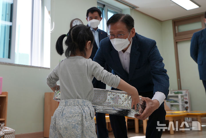 [세종=뉴시스]한전KPS는 지난 28일 어린이날을 앞두고 본사 직장어린이집 재원생 30여명에게 선물을 전달하고, 교육설비 및 놀이터 등 원 시설 개선사항 및 애로사항을 점검했다.(사진=한전KPS 제공)