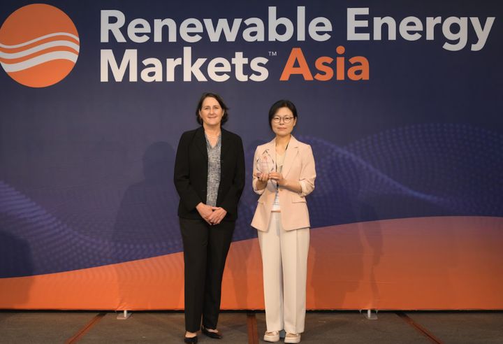 [수원=뉴시스] 김연지 경기도 에너지산업과장이 29일 싱가포르에서 열린 'REM Asia 2025'에서 아시아지역 청정에너지 도입 선도기관 선정돼 수상하고 있다. (사진=경기도 제공) 2025.04.29. photo@newsis.com *재판매 및 DB 금지