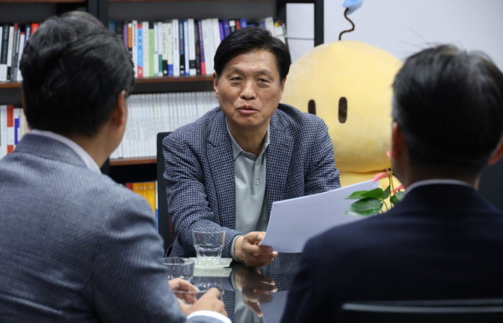 [대전=뉴시스] 조명휘 기자 = 더불어민주당 조승래(대전유성구갑) 국회의원이 29일 국회에서 LG에너지솔루션 임원을 만나 대화를 나누고 있다. (사진= 조승래 의원실 제공) 2025.04.29. photo@newsis.com *재판매 및 DB 금지