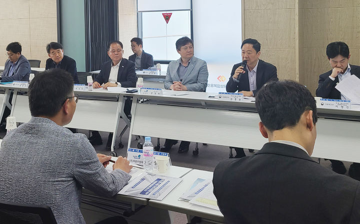 김동준 기획재정부 원스톱수출수주지원단 부단장이 29일 전북 익산시 에코융합섬유연구원에서 열린 '관세대응 원스톱 수출 119 간담회'에서 모두발언을 하고 있다.(사진 : 기재부 제공) 2025.4.29. *재판매 및 DB 금지