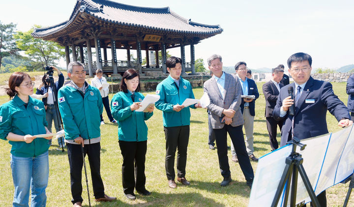 [화순=뉴시스] 광주시의회 환경복지위원들이 29일 광주시민이 식수원으로 사용하고 있는 전남 화순 동복댐에서 관광개발 관련 현장 점검을 하고 있다. (사진=시의회 제공) photo@newsis.com *재판매 및 DB 금지