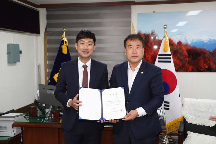 [함양=뉴시스] 함양군의회 법률자문 고문변호사 위촉 사진 (사진=함양군 제공) 2025. 04. 29. photo@newsis.com *재판매 및 DB 금지