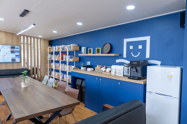 롯데는 지난해 11월 계룡대 공군부대에 장병들을 위한 청춘책방을 개관했다. (사진=롯데지주 제공) *재판매 및 DB 금지