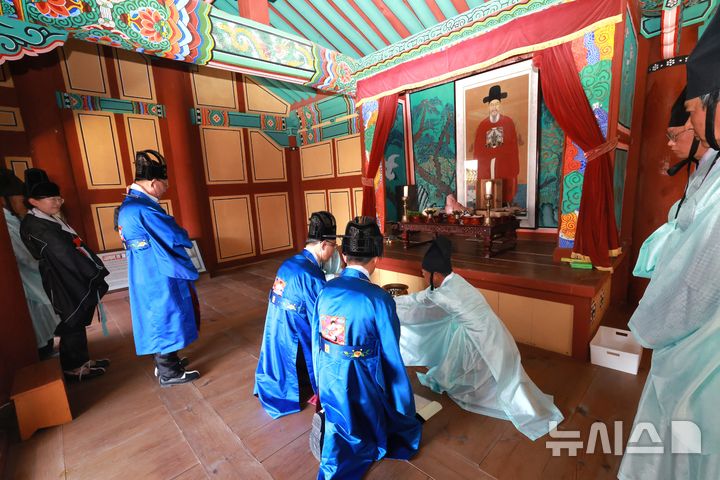 [광주=뉴시스] 전남 완도군은 충무공 이순신 장군 탄신 480주년을 맞아 지난 28일 묘당도 충무사(사적 제114호)에서 다례제를 봉행했다. (사진=완도군 제공). 2025.04.29. photo@newsis.com *재판매 및 DB 금지