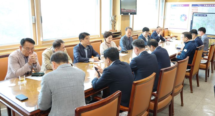 [창원=뉴시스] 강경국 기자 = 손태화 경남 창원시의회 의장과 박선애 기획행정위원장 등 마산지역 창원시의원들이 29일 장금용 창원시장 권한대행에게 롯데백화점 마산점 활용 대책 수립을 건의하고 있다. (사진=창원시청 제공). 2025.04.29. photo@newsis.com *재판매 및 DB 금지