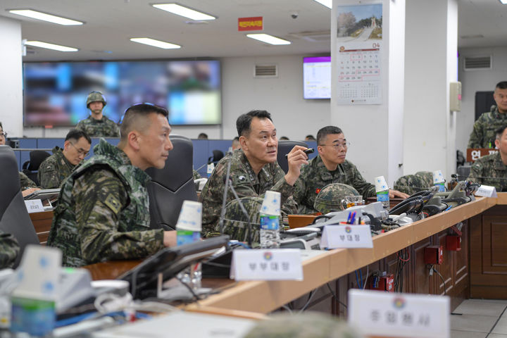 [서울=뉴시스] 김명수 합참의장이 연평부대를 방문해 작전지도를 하고 있다. (사진=합동참모본부 제공) 2025.04.29. photo@newsis.com *재판매 및 DB 금지