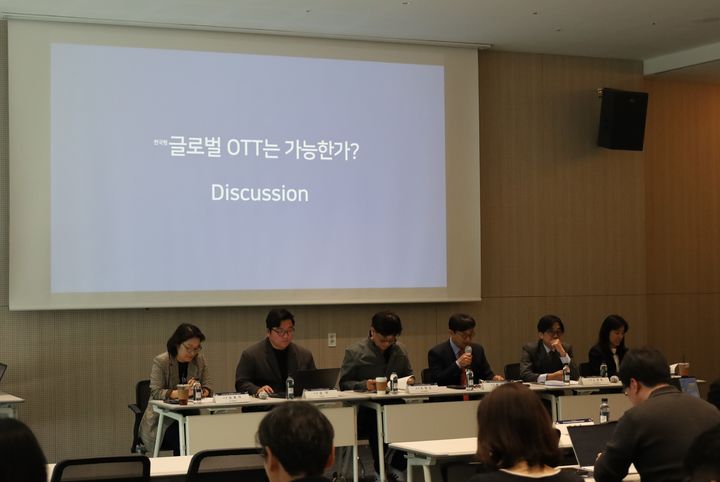 [서울=뉴시스] 한국방송학회가 29일 오후 '한국 미디어 콘텐츠 산업, 글로벌 전환의 가능성을 묻다'를 주제로 기획세미나를 개최했다. 사진은 참석자들이 토론하는 모습. (사진=한국방송학회 제공) 2025.04.29. photo@newsis.com *재판매 및 DB 금지