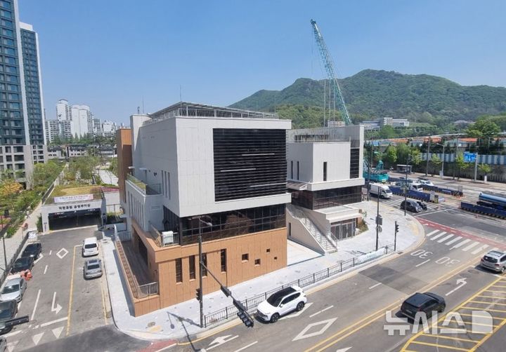 [안양=뉴시스] 29일 준공된 안양시 동안구 호계1동 행정복지센터 전경. (사진=안양시 제공).2025.04.29. photo@newsis.com